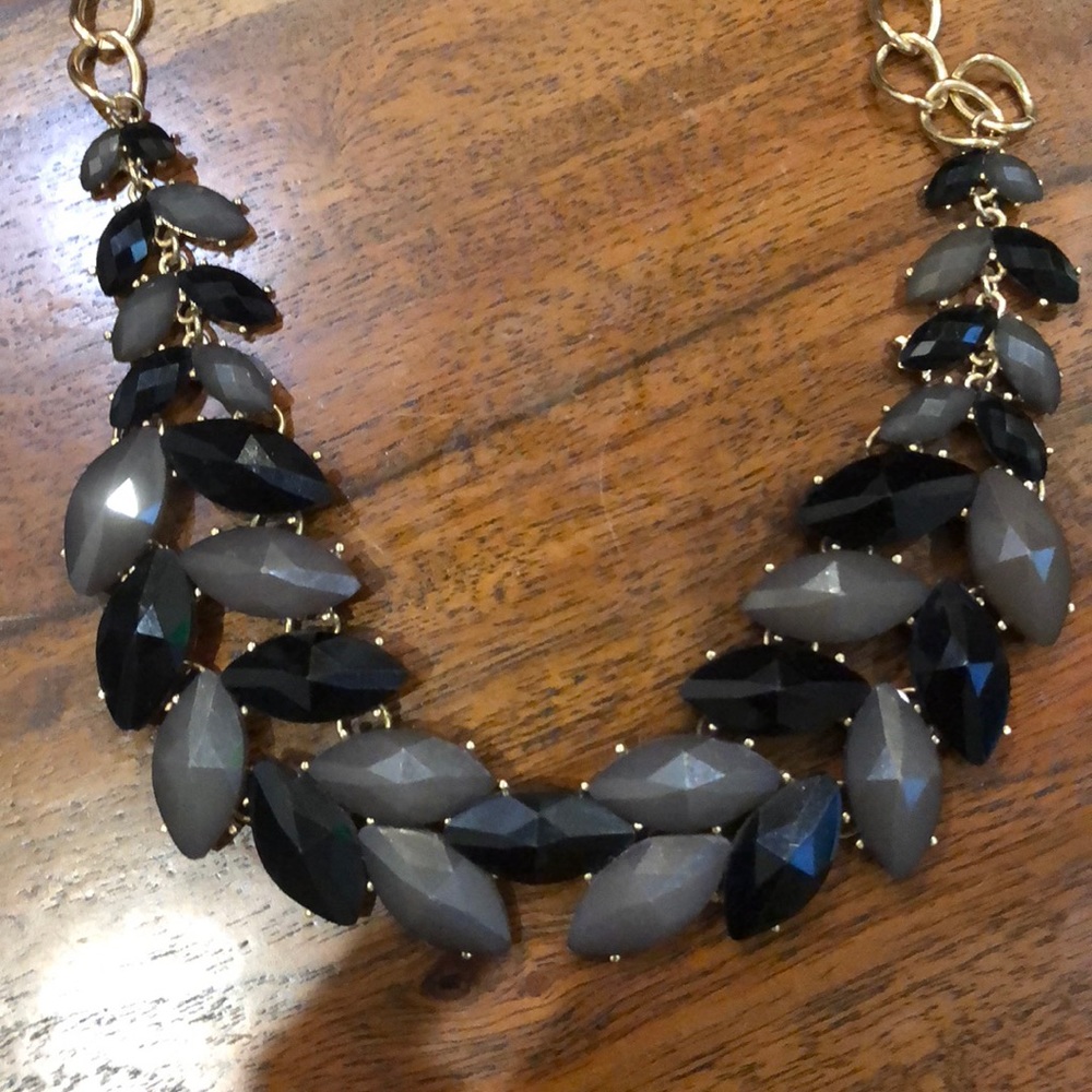 Black and grey leaf necklace - Picture 2 of 2
